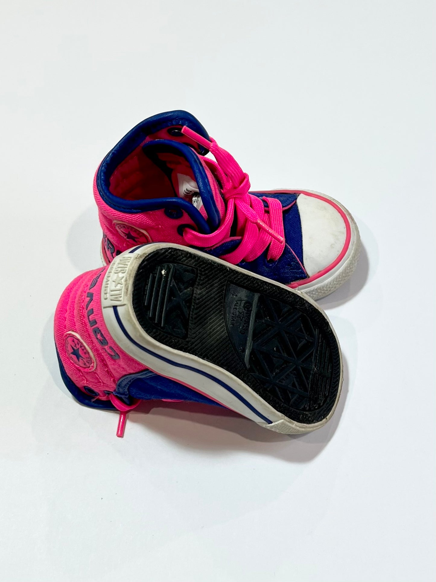 Hi-top Chuck Taylors - Size US4
