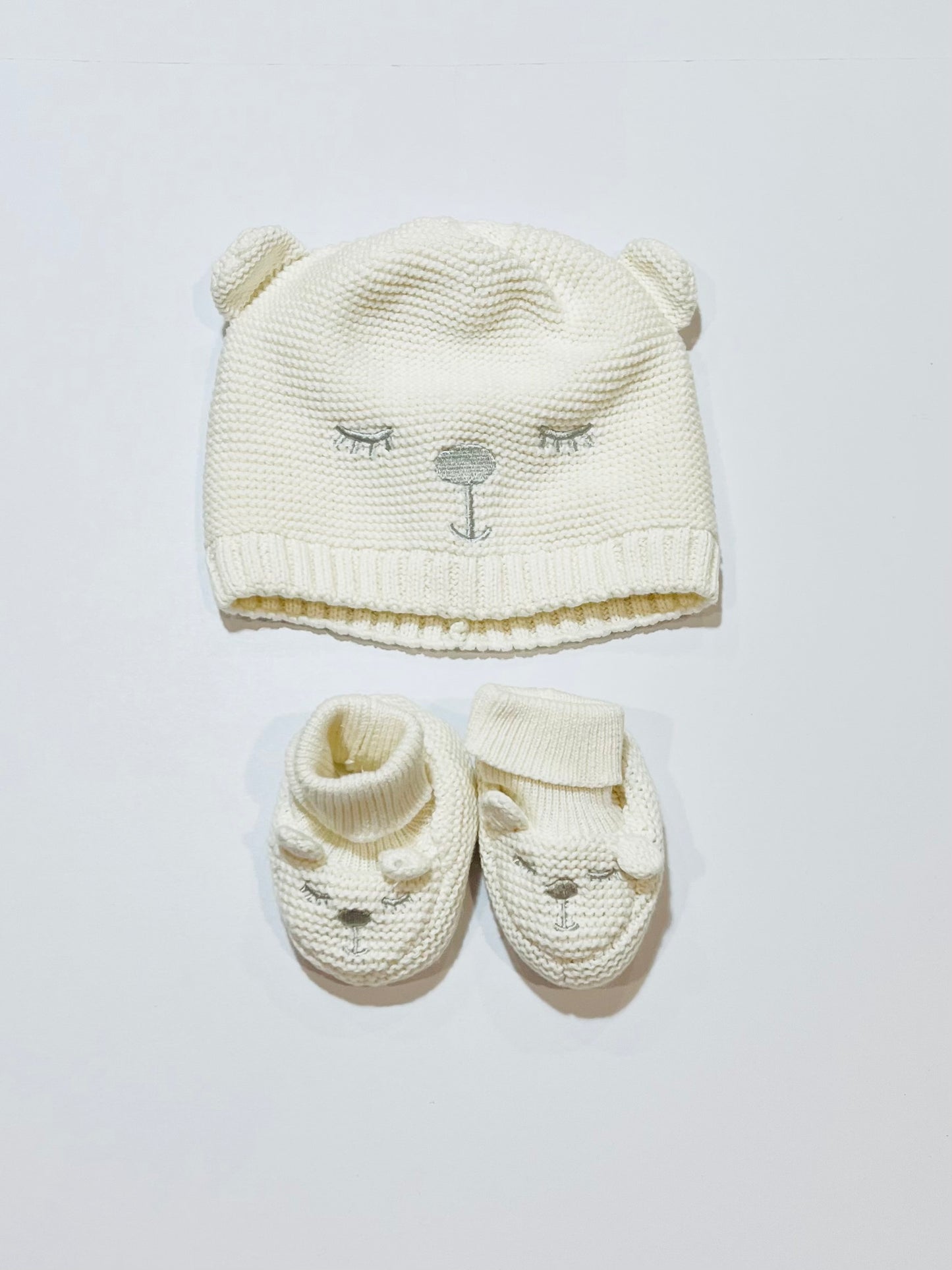Beanie and booties set - Size 0-12 months