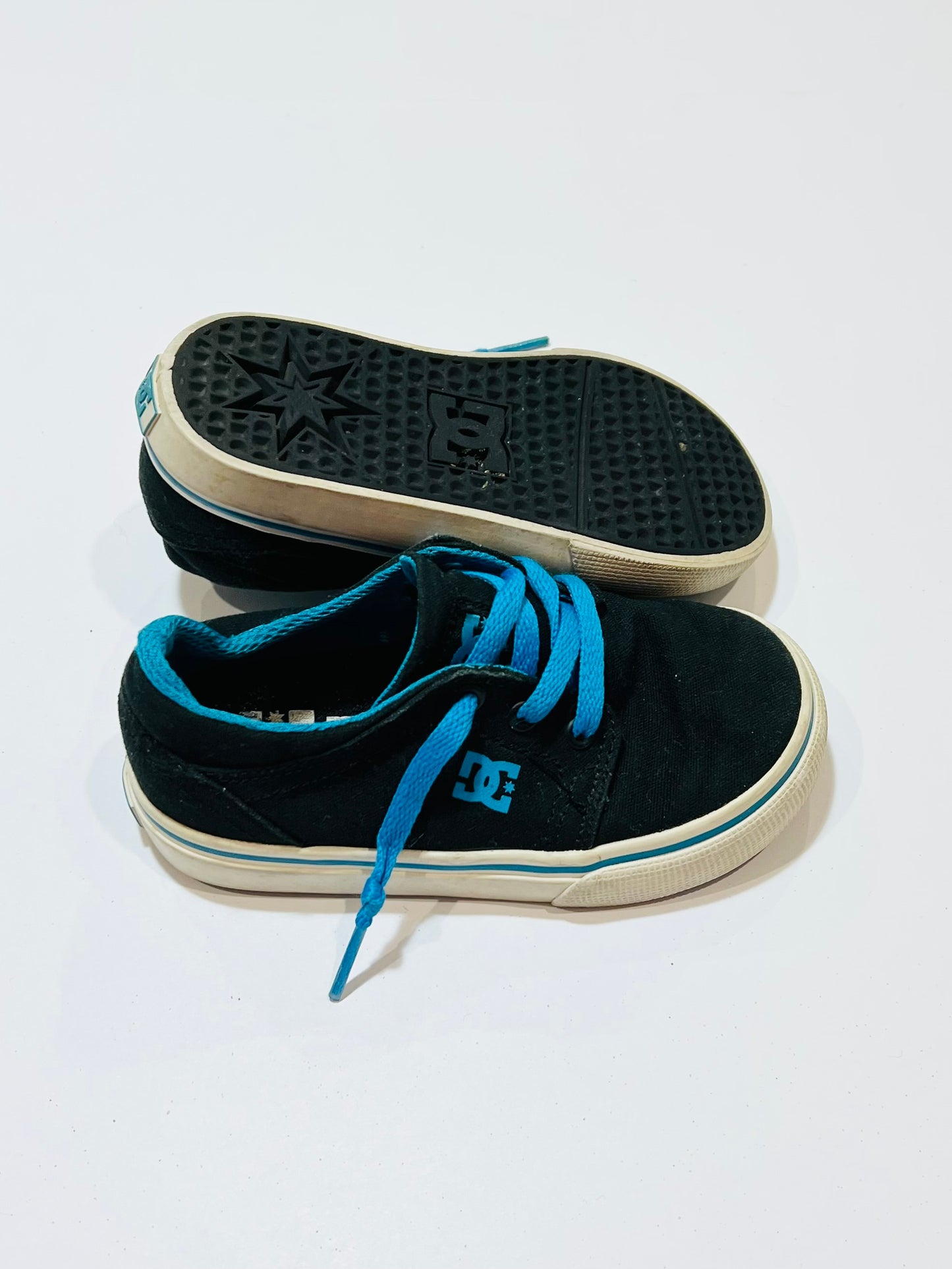 Black canvas shoes - Size US8