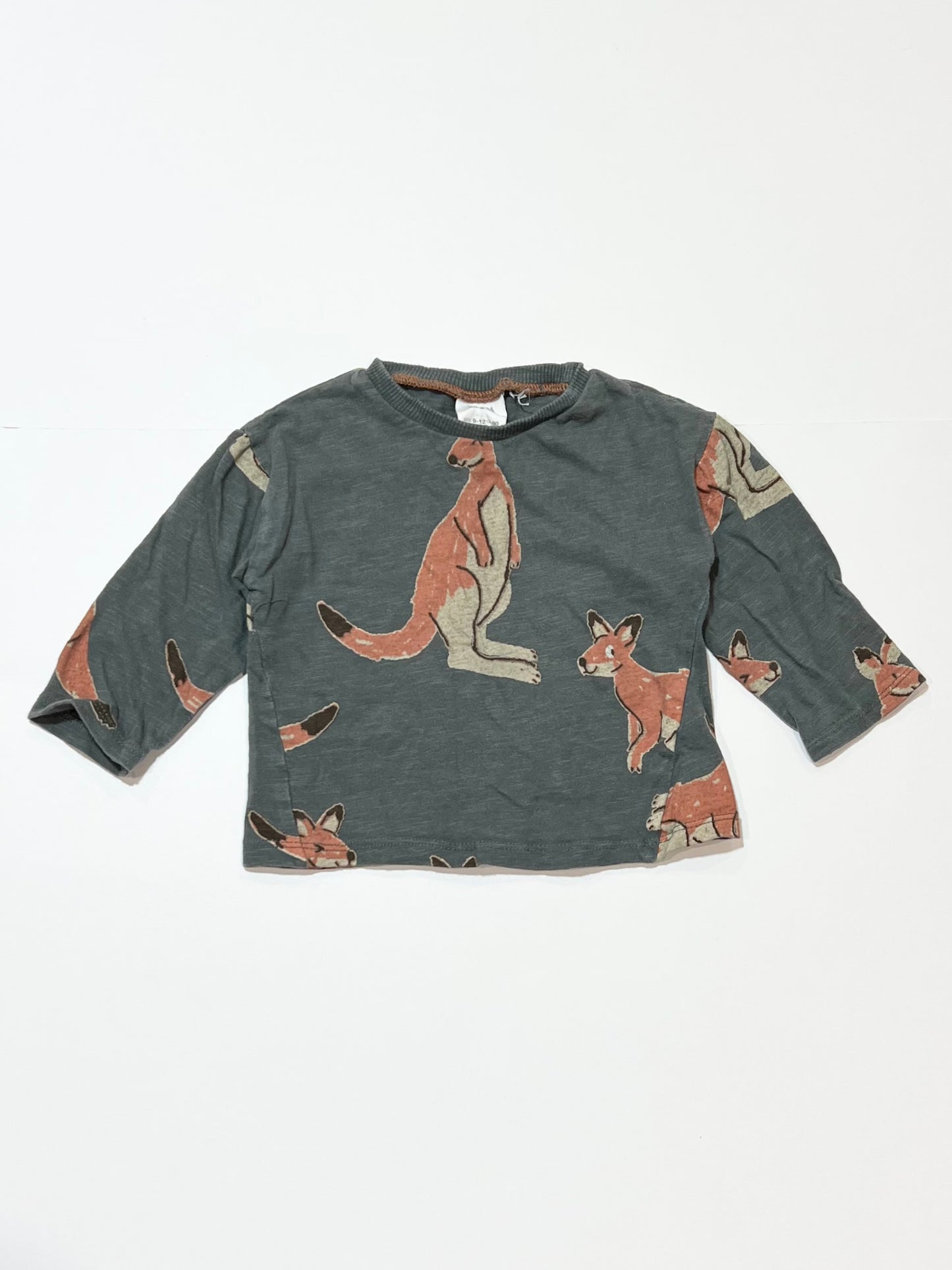 Grey kangaroo top - Size 6-9 months