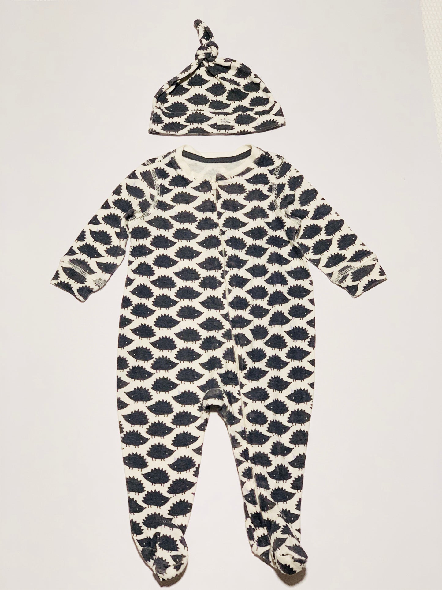 Hedgehog onesie and beanie set - Size 00