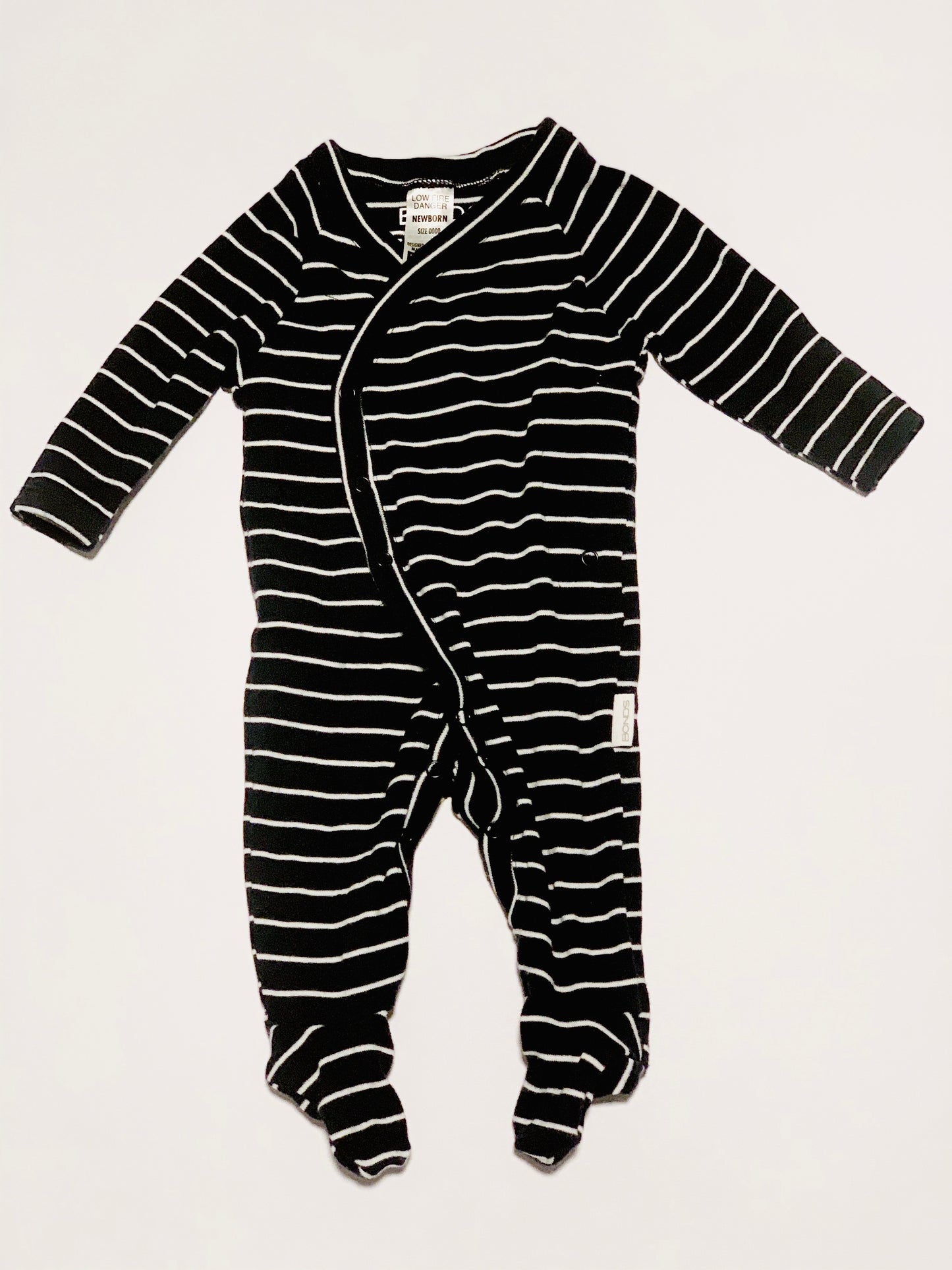 Newbies snap button onesie - Size 0000