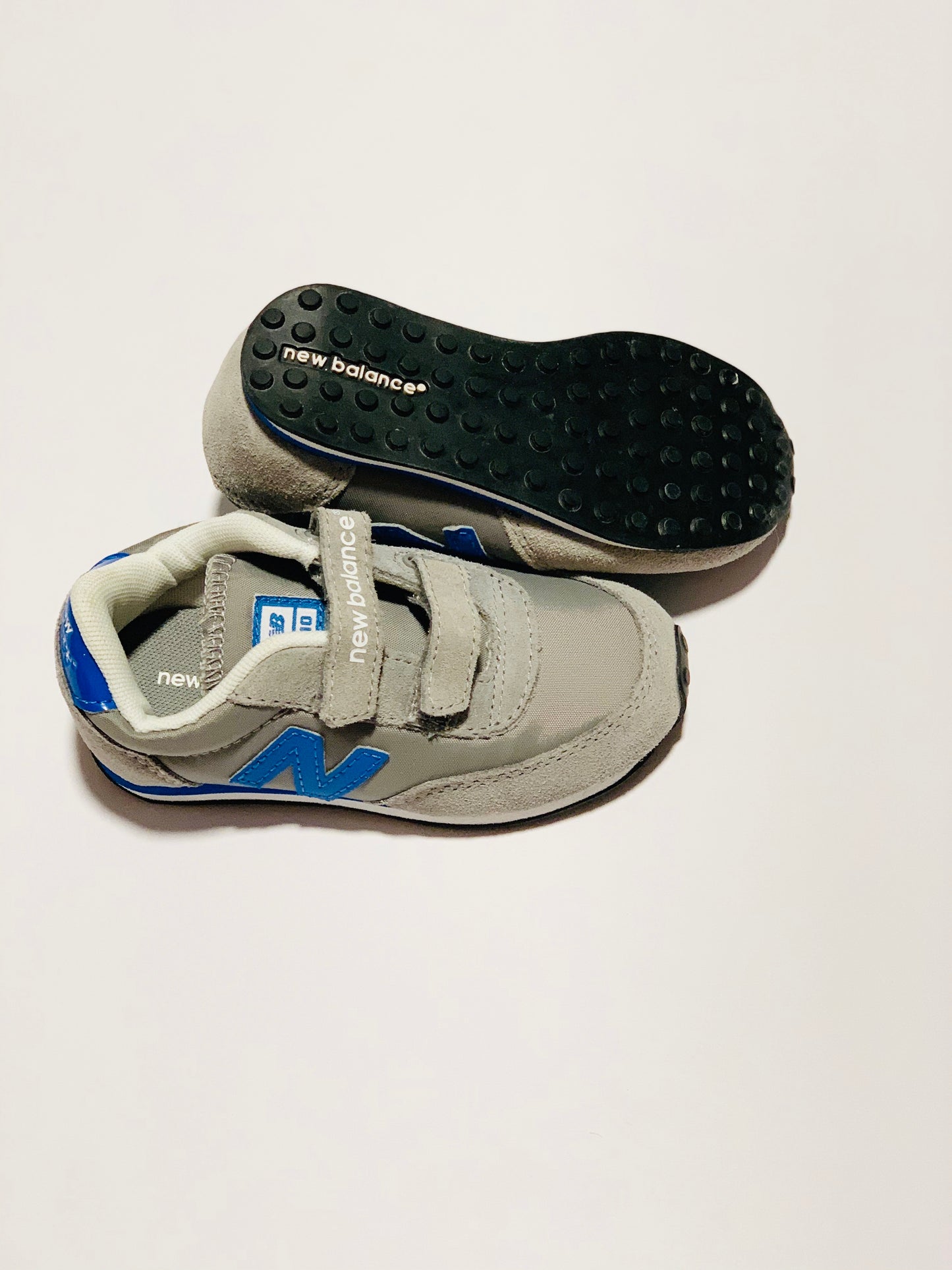 Grey 410 sneakers brand new - Size US8