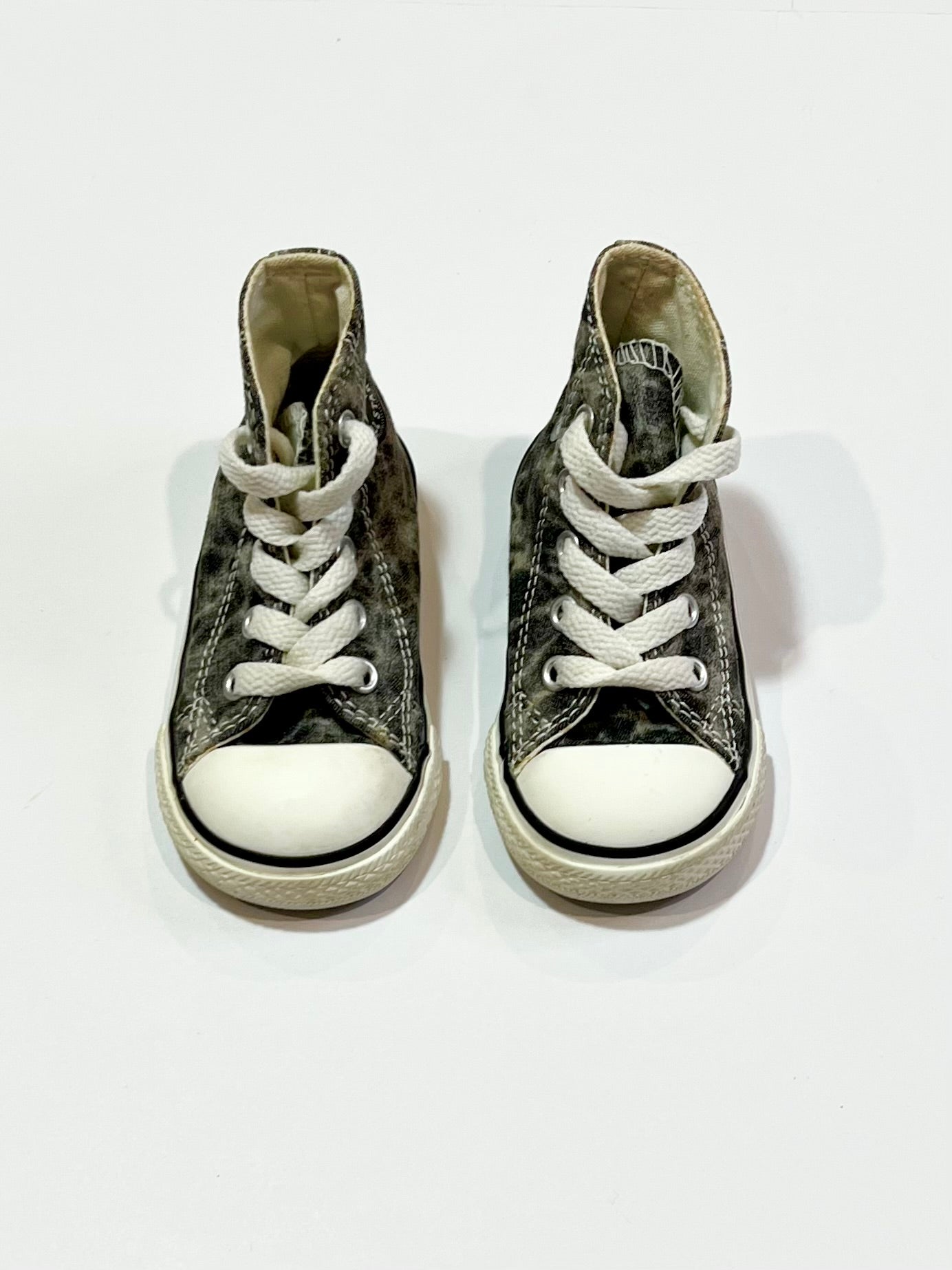 Hi-top Chuck Taylors - Size US5