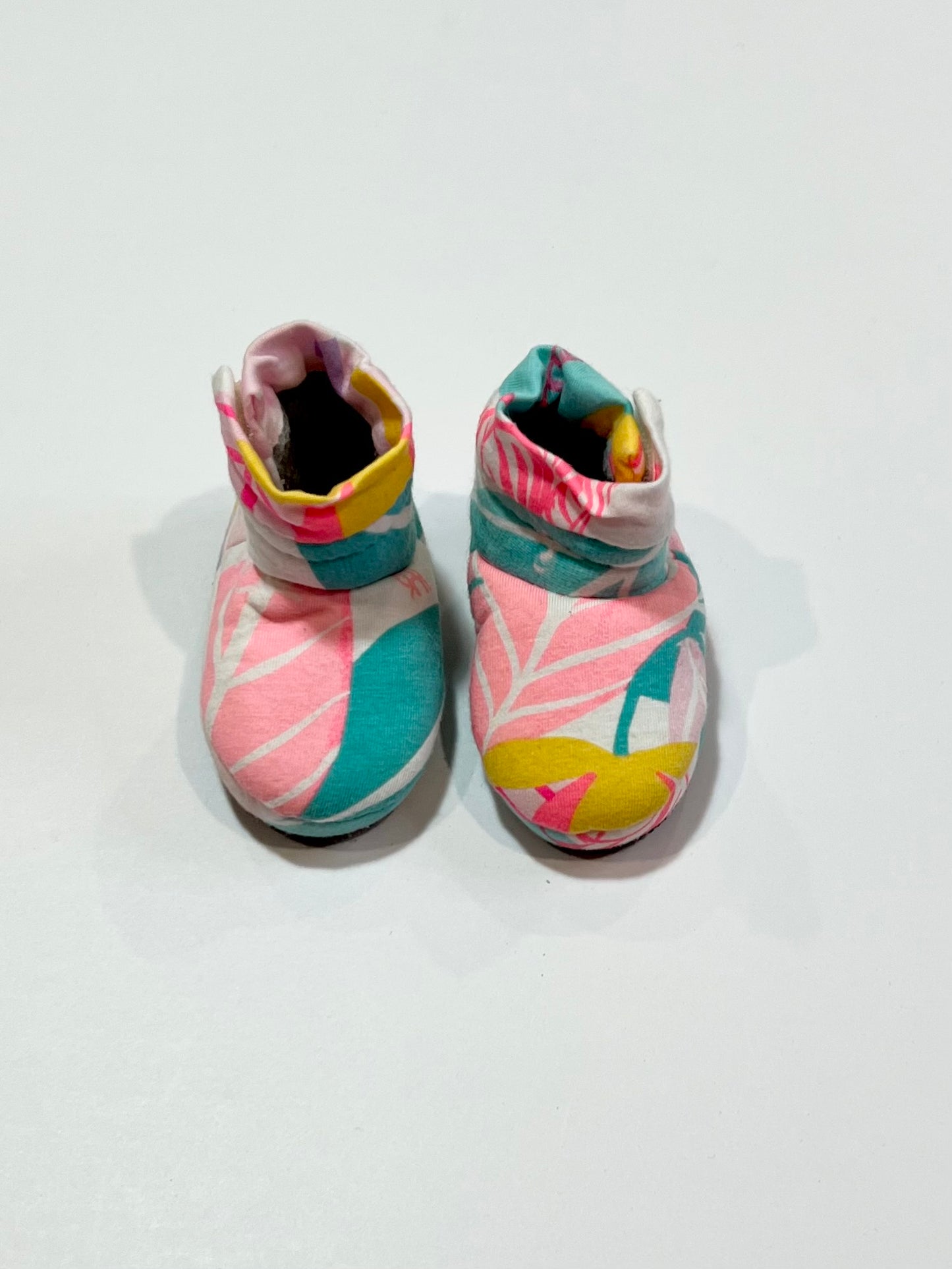 Soft leafy booties - Size newborn