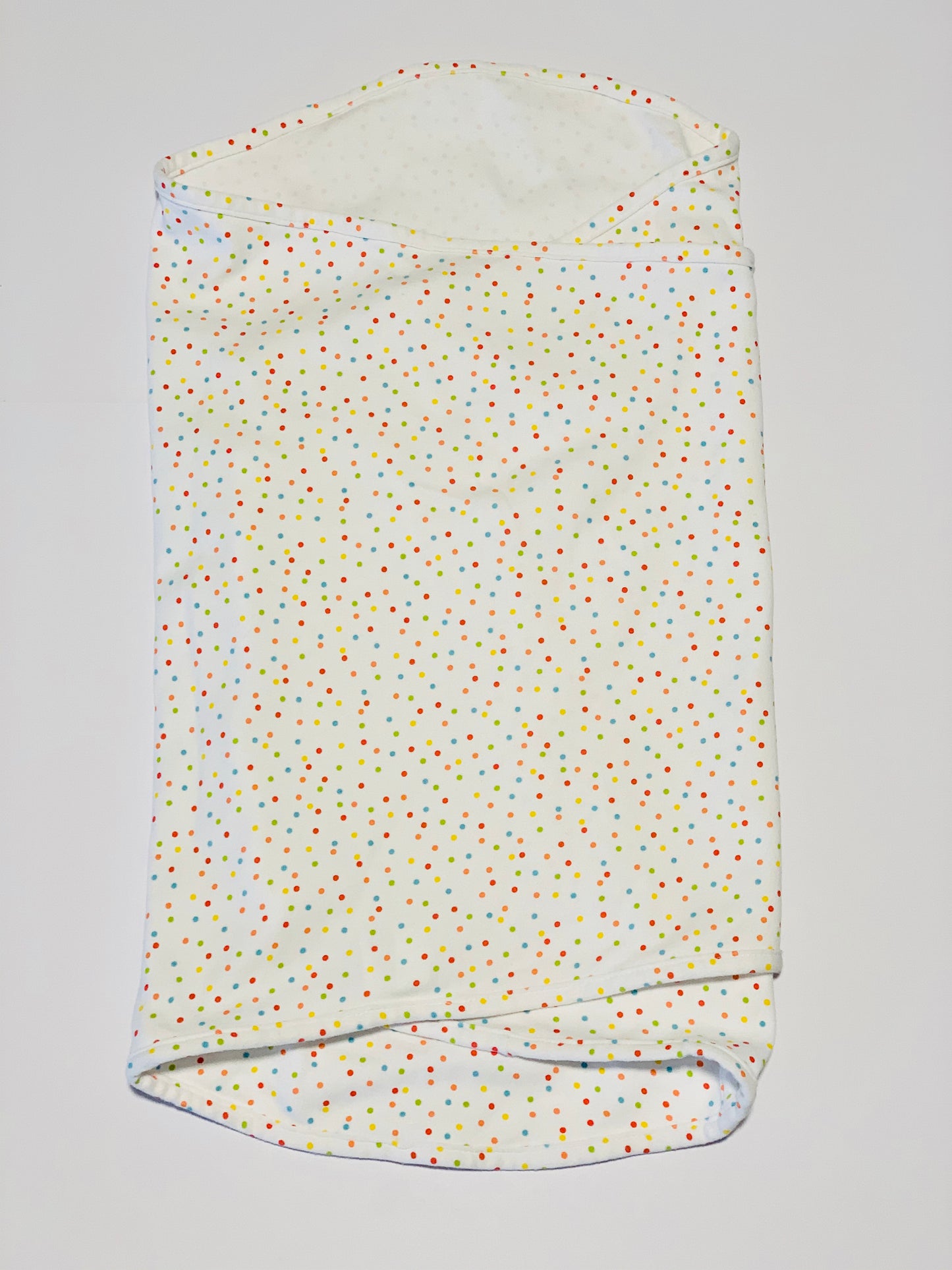 Rainbow dot swaddle - Size 0-3 months