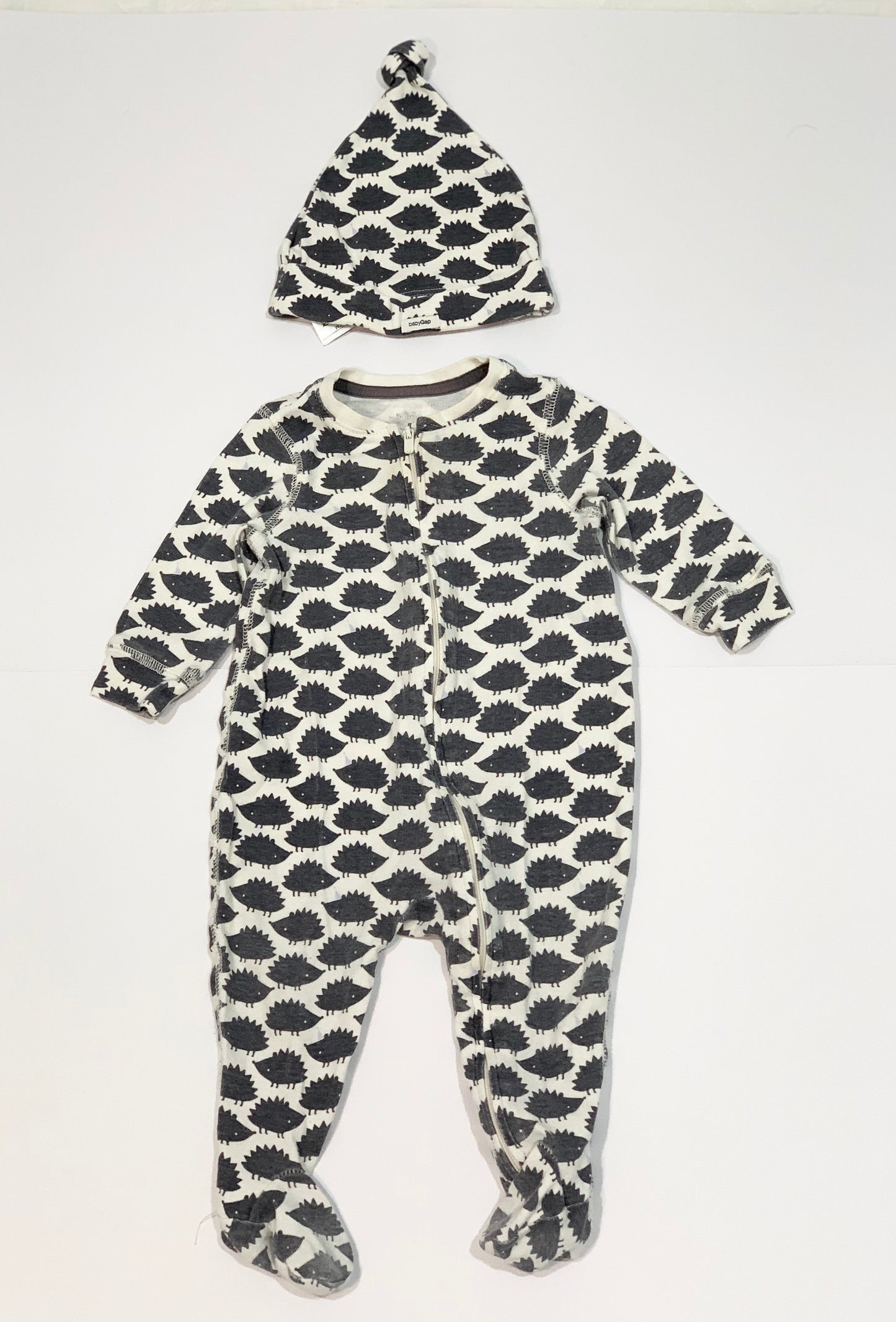 Hedgehog zip onesie - Size 00